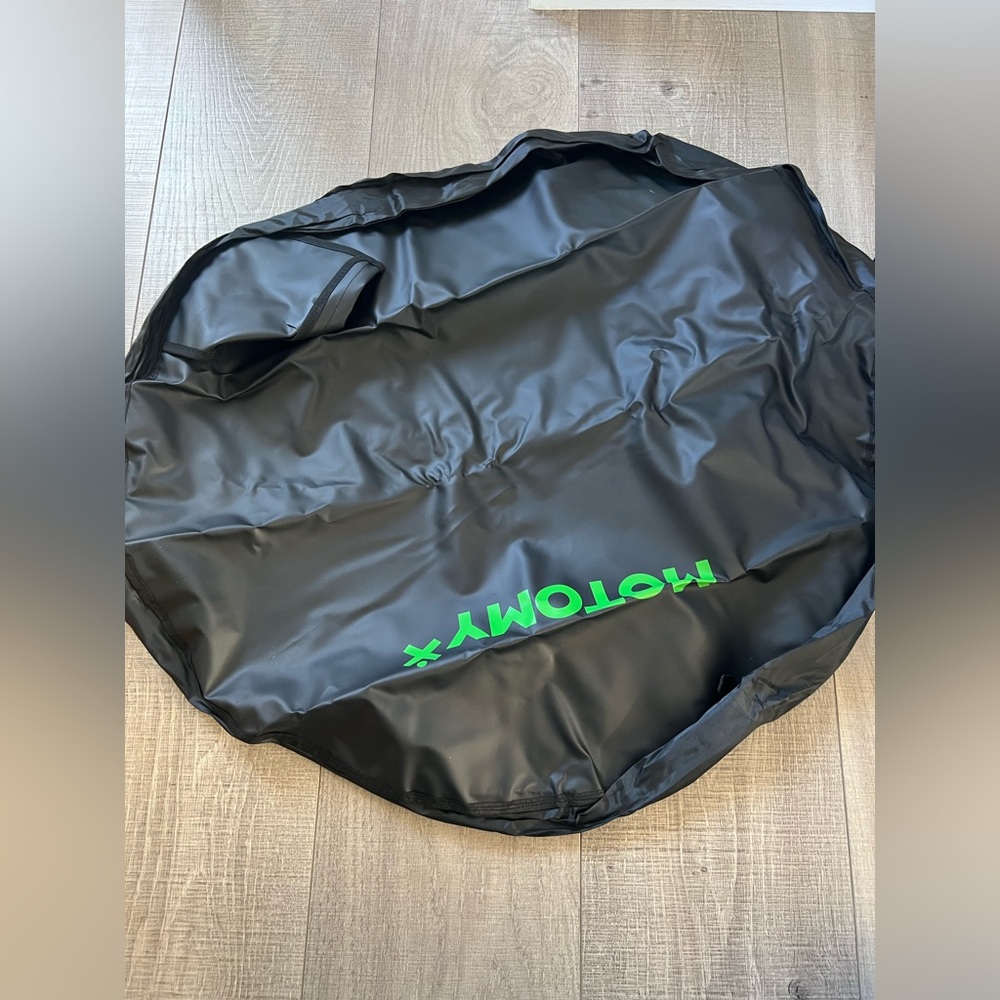 Motomy IslandMat Wetsuit Changing Mat - Picture 2 of 3